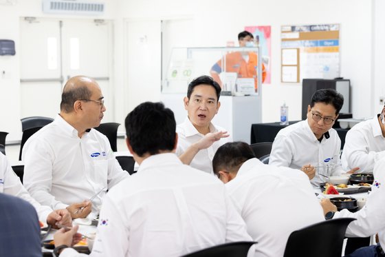 이재용 삼성전자 부회장이 10일&#40;현지시각&#41; 멕시코 삼성엔지니어링 도스보카스 정유공장 건설 현장을 찾아 구내식당에서 식사를 하며 관계자들과 대화하고 있다. &#40;삼성전자 제공&#41; 2022.9.22/뉴스1