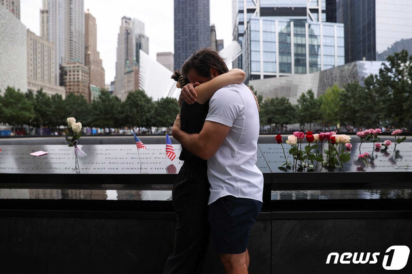 본문 이미지 - 11일(현지시간) 미국 뉴욕에서 9·11 테러 21주년을 추모하는 추념 행사가 진행된 가운데, 시민들의 슬퍼하며 눈물을 흘리고 있다. ⓒ 로이터=뉴스1 ⓒ News1 이유진 기자