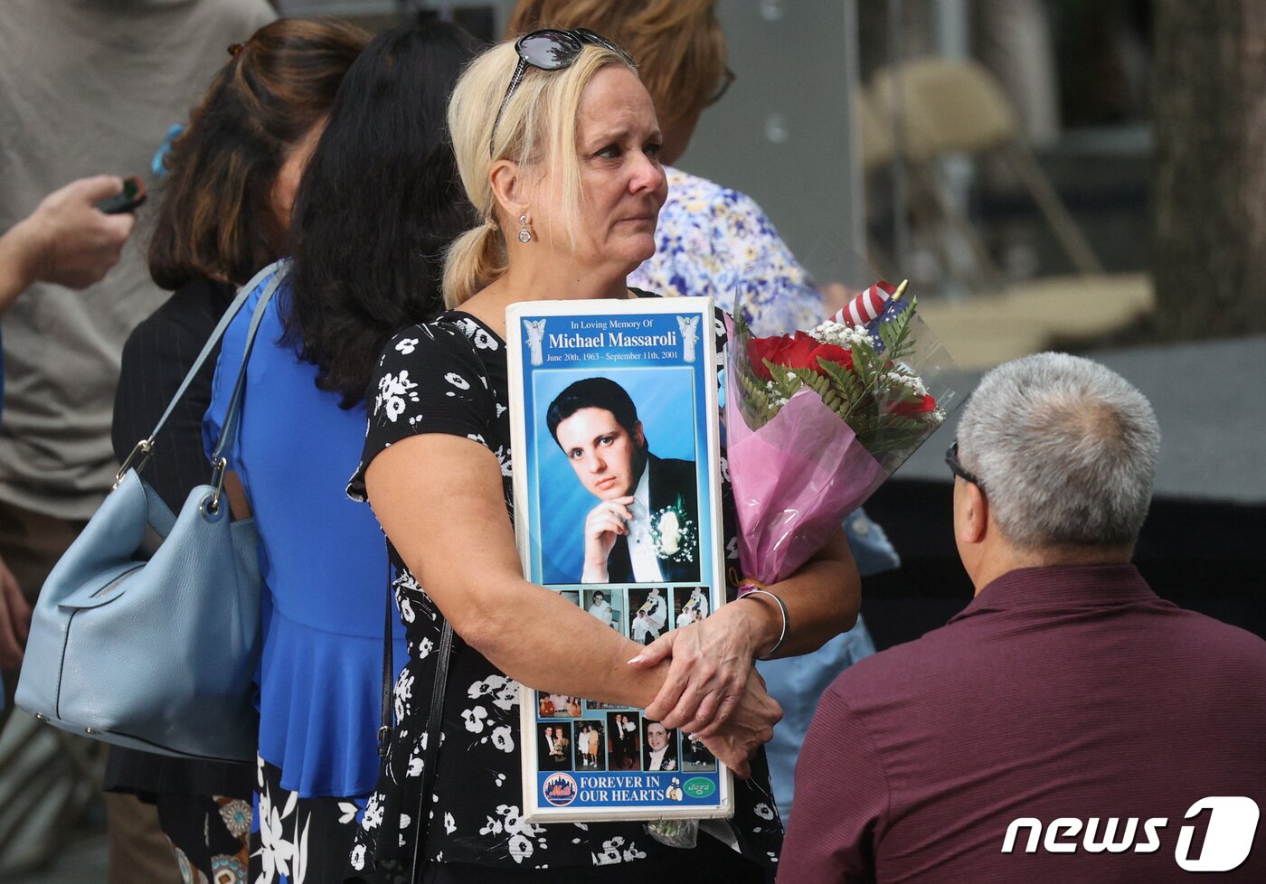 본문 이미지 - 11일(현지시간) 미국 뉴욕에서 9·11 테러 21주년을 추모하는 추념 행사가 진행된 가운데, 한 시민이 희생자를 기리며 눈물을 흘리고 있다. ⓒ 로이터=뉴스1 ⓒ News1 이유진 기자