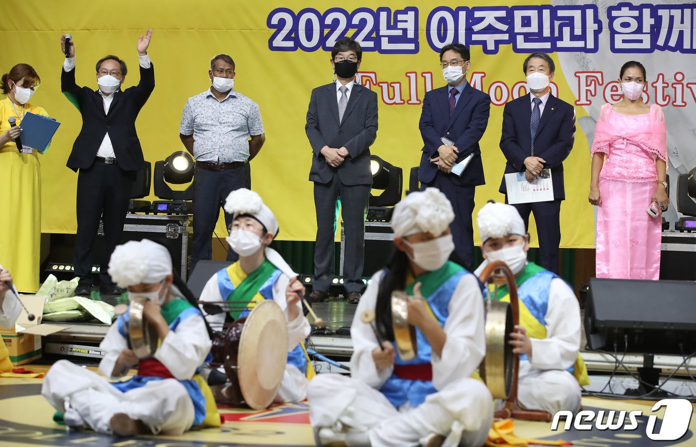 본문 이미지 -  고경수 목사(뒷줄 가운데)가 11일 오후 대구 달서구 신당동 계명문화대학교 체육관에서 열린 '2022년 이주민과 함께하는 추석 축제'에서 풍물공연을 지켜보고 있다. 2022.9.12/뉴스1 ⓒ News1 공정식 기자