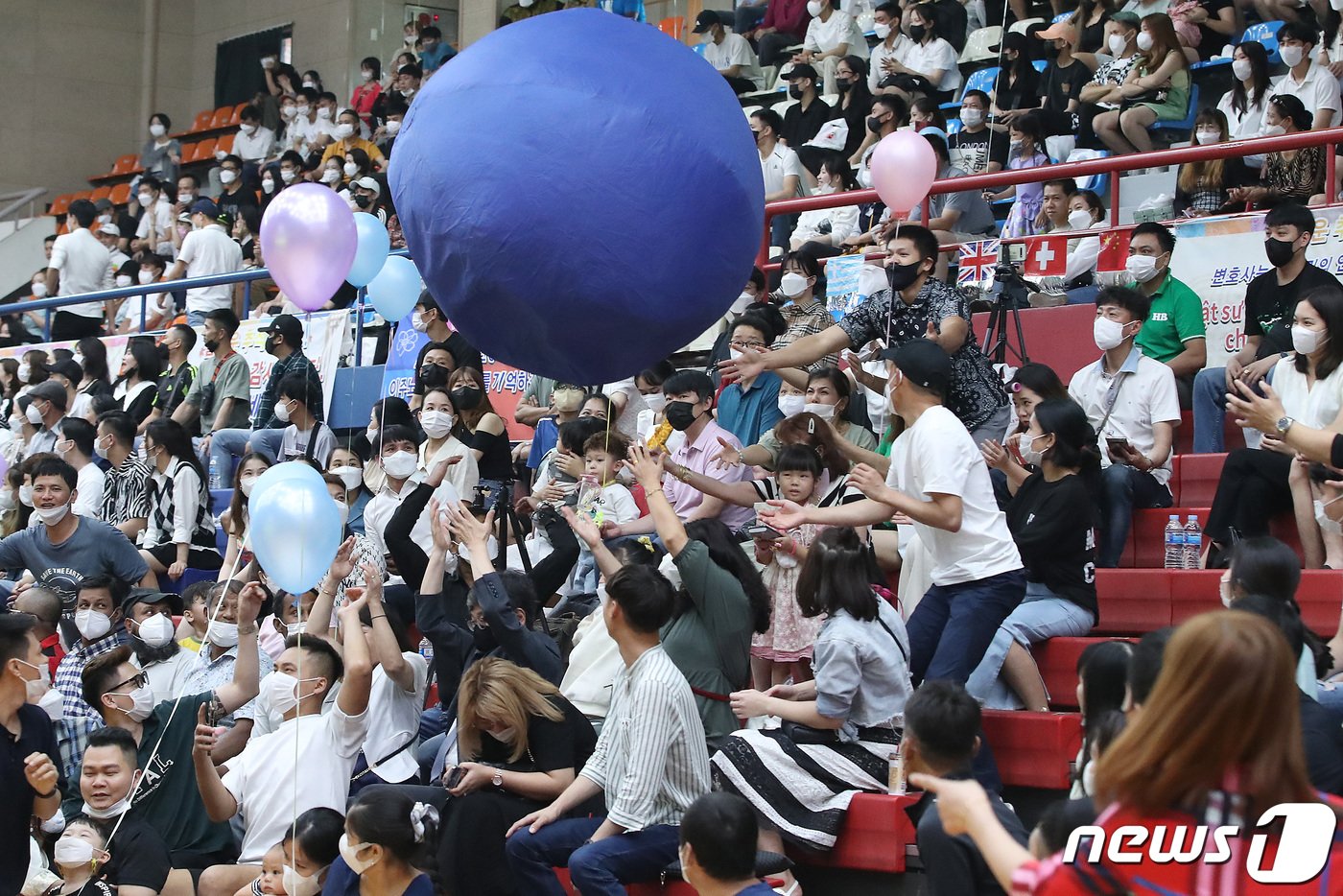 본문 이미지 -   11일 오후 대구 달서구 신당동 계명문화대학교 체육관에서 열린 '2022년 이주민과 함께하는 추석 축제'에 참석한 이주민들이 즐거운 시간을 보내고 있다. 2022.9.12/뉴스1 ⓒ News1 공정식 기자