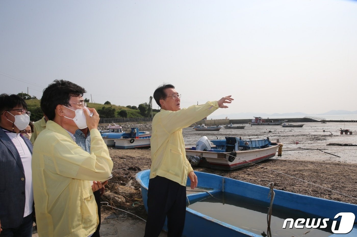 박우량 전남 신안군수&#40;가운데&#41;가 6일 제11호 태풍 &#39;힌남노&#39;로 피해를 입은 현장을 찾아 복구상황을 살피고 있다.&#40;신안군 제공&#41;2022.9.6/뉴스1