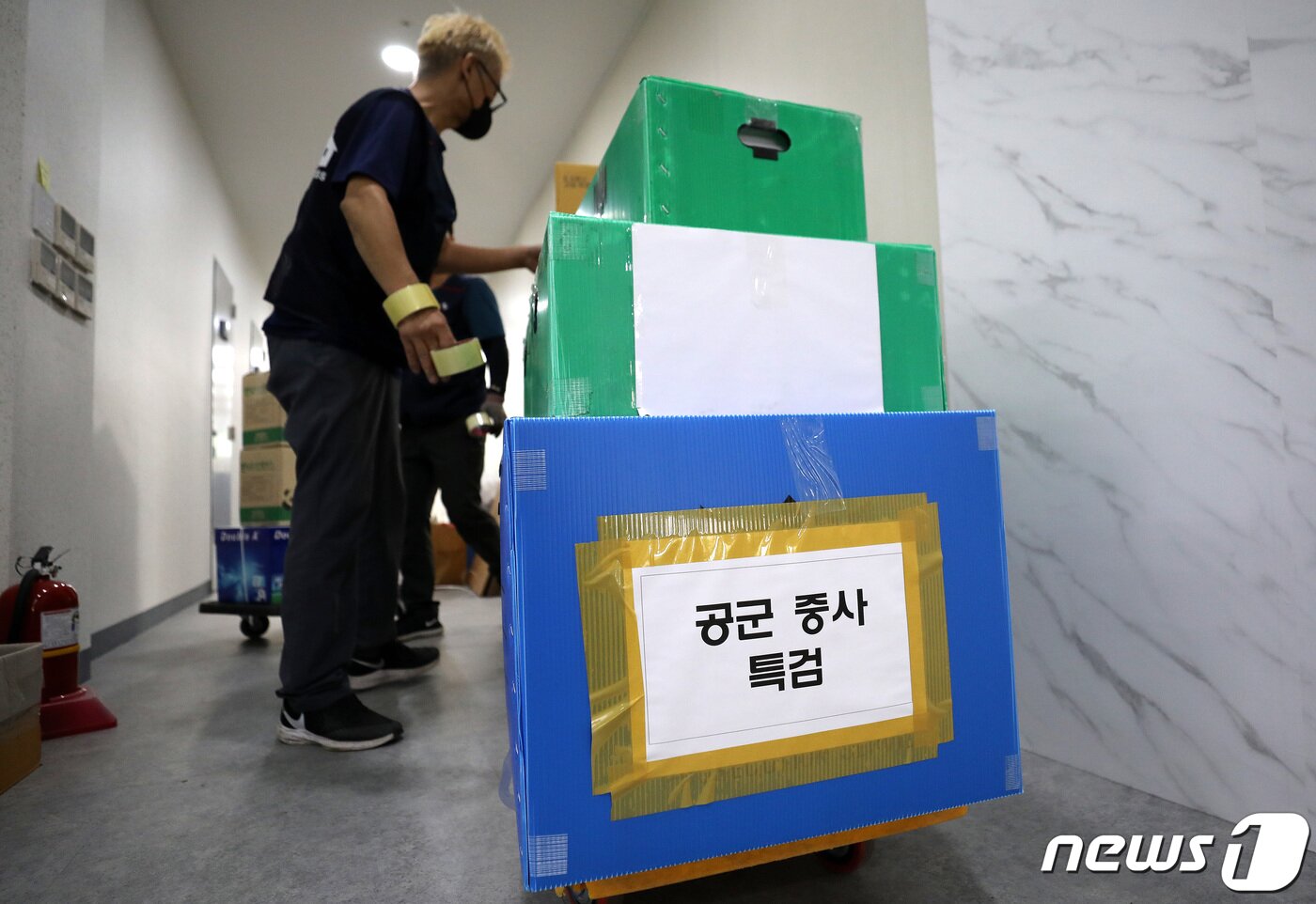 본문 이미지 - 공군 성폭력 피해자 고(故) 이예람 중사 사망 사건을 수사하는 안미영 특별검사팀의 수사 종료일인 12일 오전 서울 서대문구 특별검사팀 사무실에서 관계자들이 관련 자료를 옮기며 이사준비를 하고 있다. 2022.9.12/뉴스 ⓒ News1 박지혜 기자