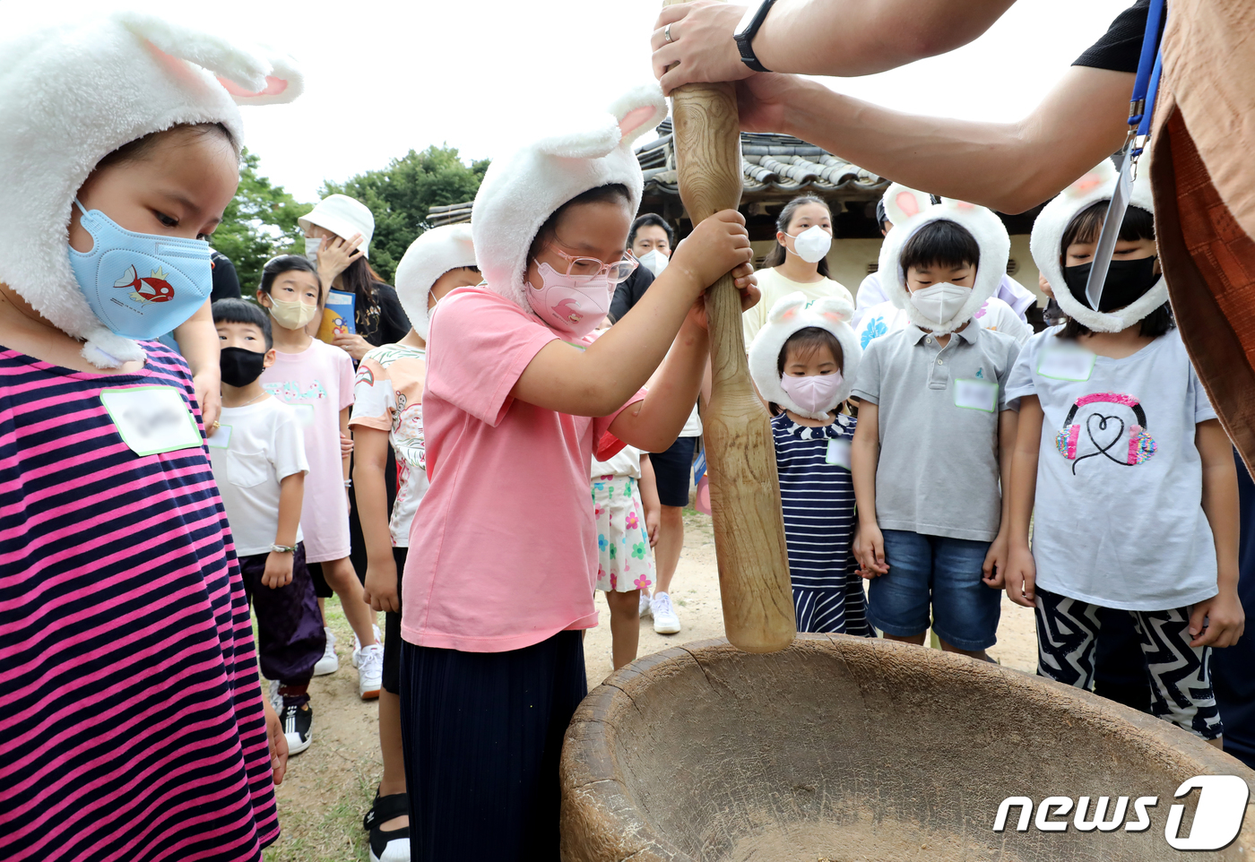 (서울=뉴스1) 장수영 기자 = 12일 서울 종로구 국립민속박물관에서 열린 '한가위 보름달 걸렸네' 행사를 찾은 어린이가 방아 찧기 체험을 하고 있다. 2022.9.12/뉴스1