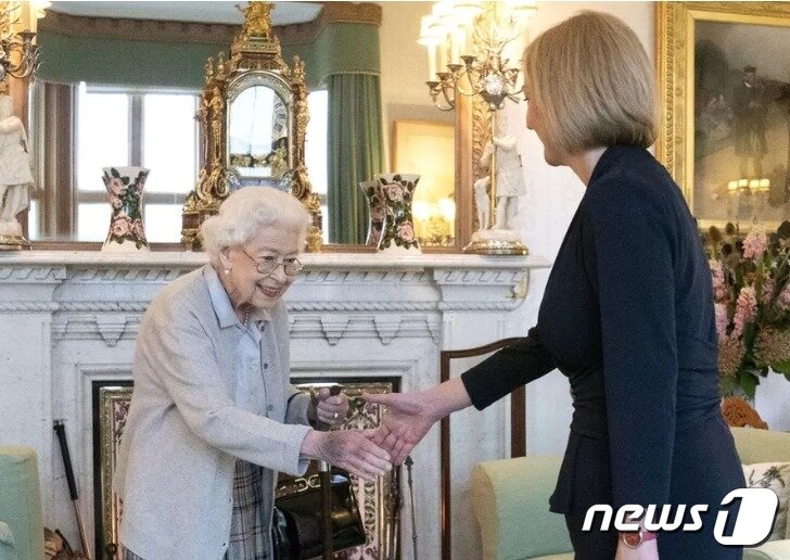 본문 이미지 - 위 사진을 확대한 사진. 여왕의 멍자국이 더욱 선명해 보인다. ⓒ 로이터=뉴스1