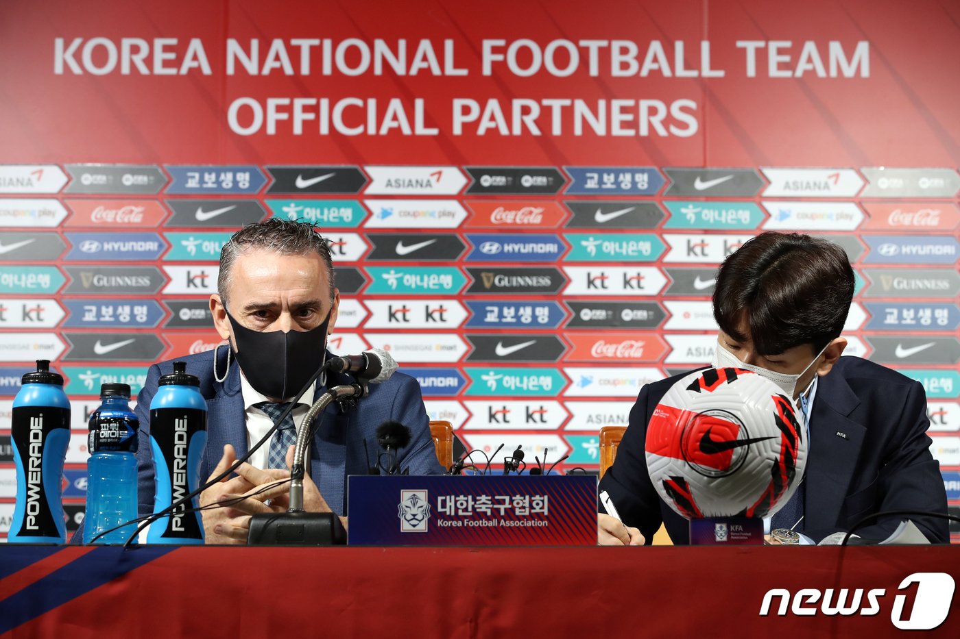 본문 이미지 - 파울루 벤투 대한민국 축구 국가대표 감독이 13일 오전 서울 종로구 축구회관에서 코스타리카, 카메룬 등 9월 A매치 소집 선수단을 발표하고 있다. 1년6개월 만에 태극마크를 다는 이강인을 비롯해 손흥민, 김민재, 황의조, 황인범, 이재성 등 선수단 26인은 오는 19일 경기 파주 NFC에 소집될 예정이다. 2022.9.13/뉴스1 ⓒ News1 이승배 기자