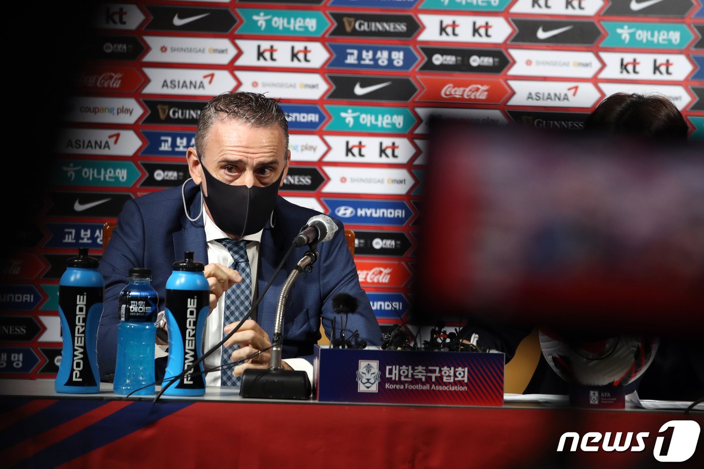 본문 이미지 - 파울루 벤투 대한민국 축구 국가대표 감독이 13일 오전 서울 종로구 축구회관에서 코스타리카, 카메룬 등 9월 A매치 소집 선수단을 발표하고 있다. 2022.9.13/뉴스1 ⓒ News1 이승배 기자