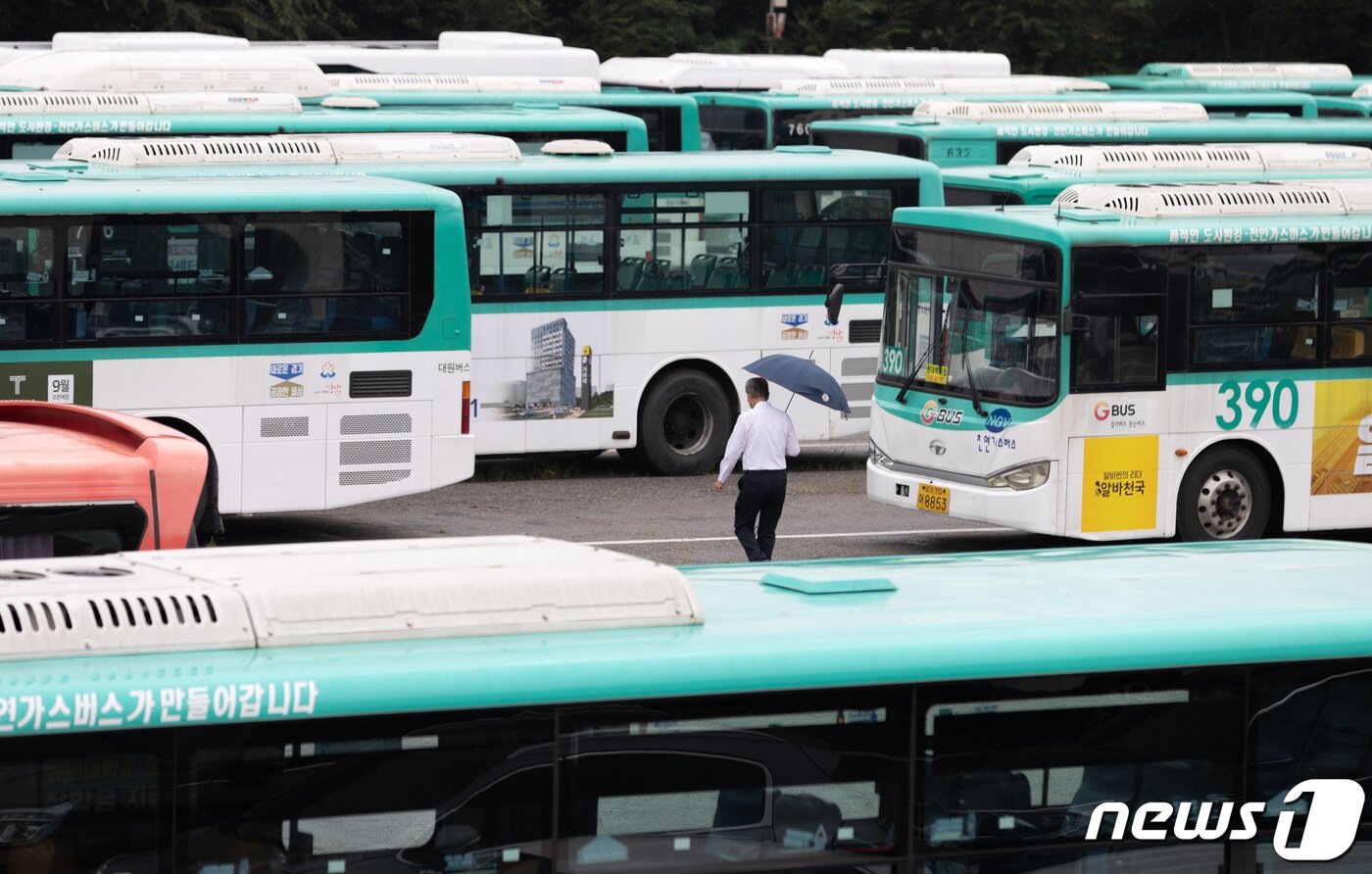 본문 이미지 - 한국노총 경기도버스노조협의회가 오는 30일 총파업을 예고했다. 사진은 이날 경기도 성남시의 한 버스 차고지. 2022.9.13/뉴스1 ⓒ News1 이재명 기자
