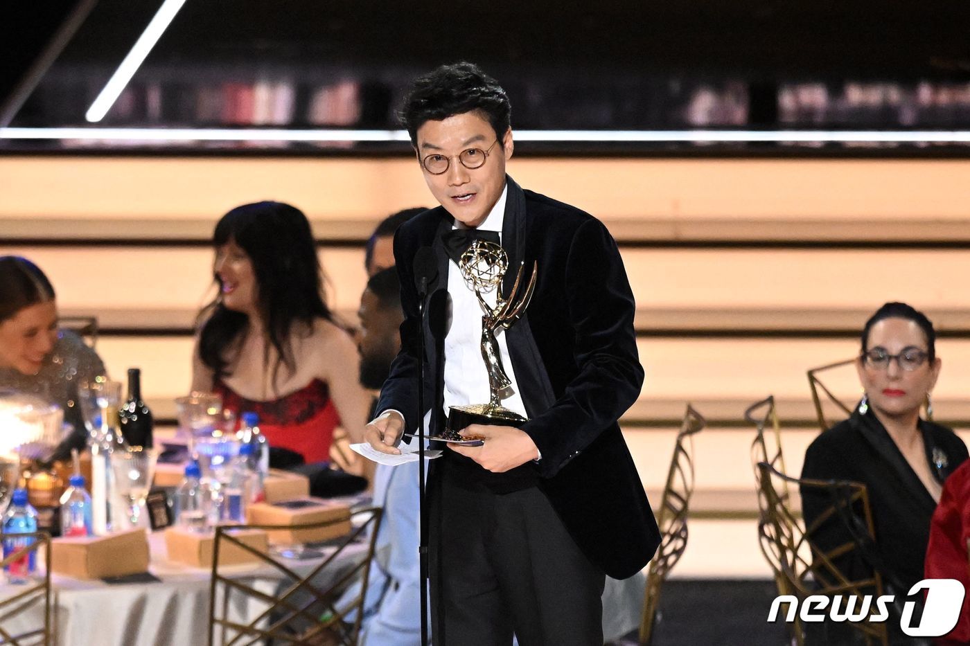 본문 이미지 - 넷플릭스 드라마 &#39;오징어 게임&#39;의 황동혁 감독이 12일&#40;현지시간&#41; 로스앤젤레스 마이크로소프트 시어터에서 열린 제74회 에미상 시상식에서 드라마 부문 감독상을 받은 뒤 수상 소감을 밝히고 있다. ⓒ AFP=뉴스1 ⓒ News1 김진환 기자