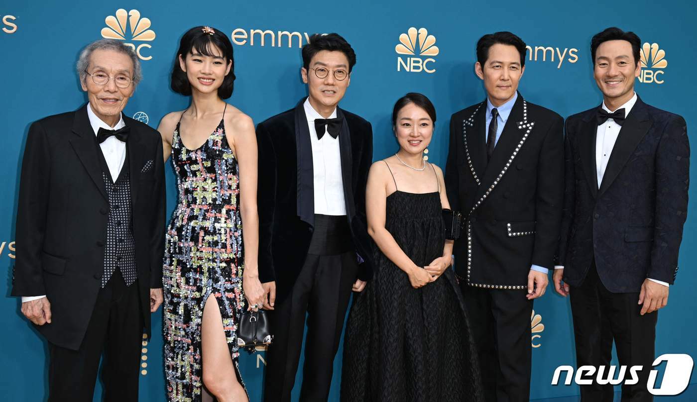 본문 이미지 - 12일&#40;현지시간&#41; 미국 로스앤젤레스 마이크로소프트 시어터에서 열린 &#39;제74회 에미상&#39; 시상식에 참석한 넷플릭스 드라마 &#39;오징어 게임&#39;의 주역들이 기념 촬영을 하고 있다. 왼쪽부터 배우 오영수, 정호연, 황동혁 감독, 김지연 싸이런픽쳐스 대표, 배우 이정재, 박해수. 오징어 게임은 작품상, 감독상&#40;황동혁 감독&#41;, 각본상, 남우주연상&#40;이정재&#41;, 남우조연상&#40;박해수·오영수&#41;, 여우조연상&#40;정호연&#41; 등 6개 부문 후보에 올라 감독상과 남우주연상을 수상했다. ⓒ AFP=뉴스1 ⓒ News1 김진환 기자