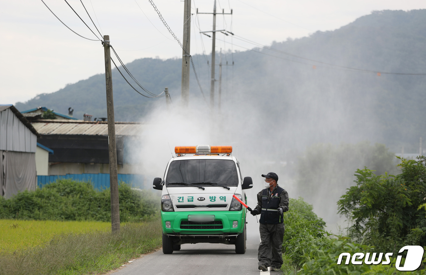 (안성=뉴스1) 김영운 기자 = 경기도가 추석 전후인 7∼8일과 13일을 '일제 소독의 날'로 지정 하면서 아프리카돼지열병(ASF) 확산 차단에 노력하고 있는 가운데 13일 오전 …