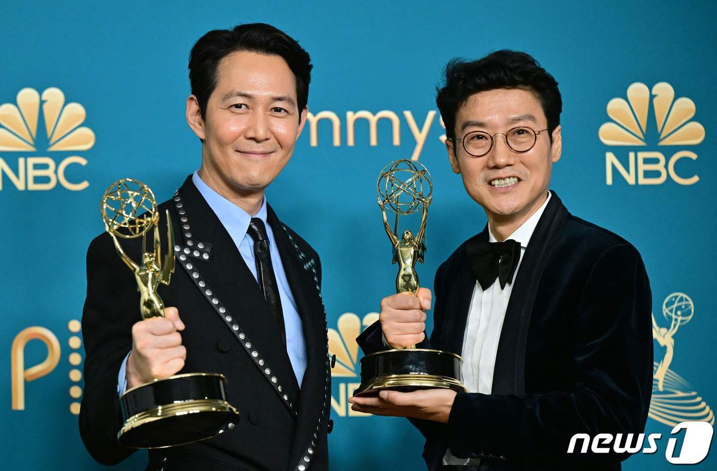 본문 이미지 - 넷플릭스 드라마 &#39;오징어 게임&#39;의 주연 배우 이정재와 황동혁 감독&#40;오른쪽&#41; ⓒ AFP=뉴스1 ⓒ News1 