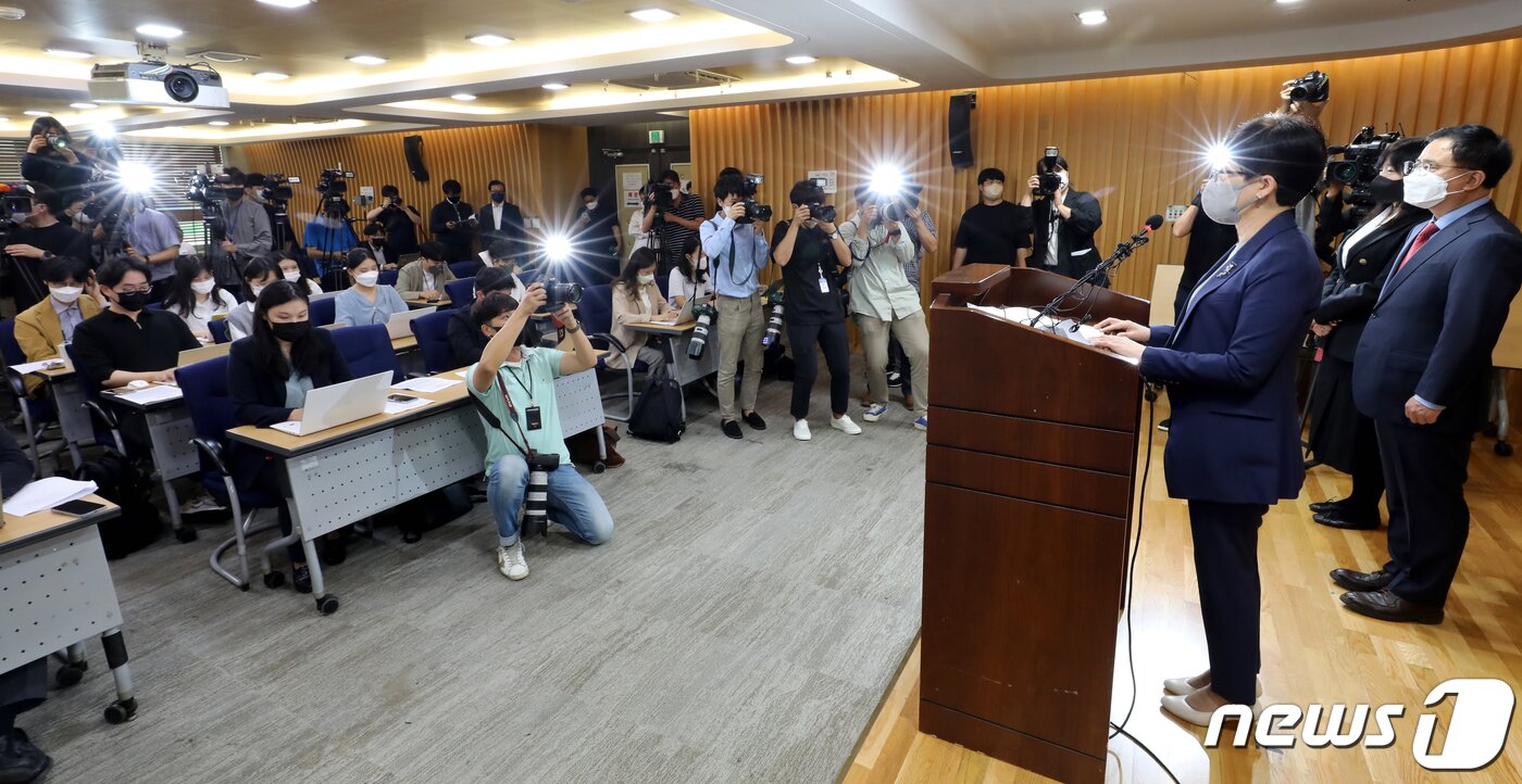 본문 이미지 - 공군20전투비행단 故이예람 중사 사망사건 등을 수사한 안미영 특별검사가 13일 서울 서초구 변호사회관에서 100일간의 수사 결과를 발표하고 있다. 2022.9.13/뉴스1 ⓒ News1 장수영 기자
