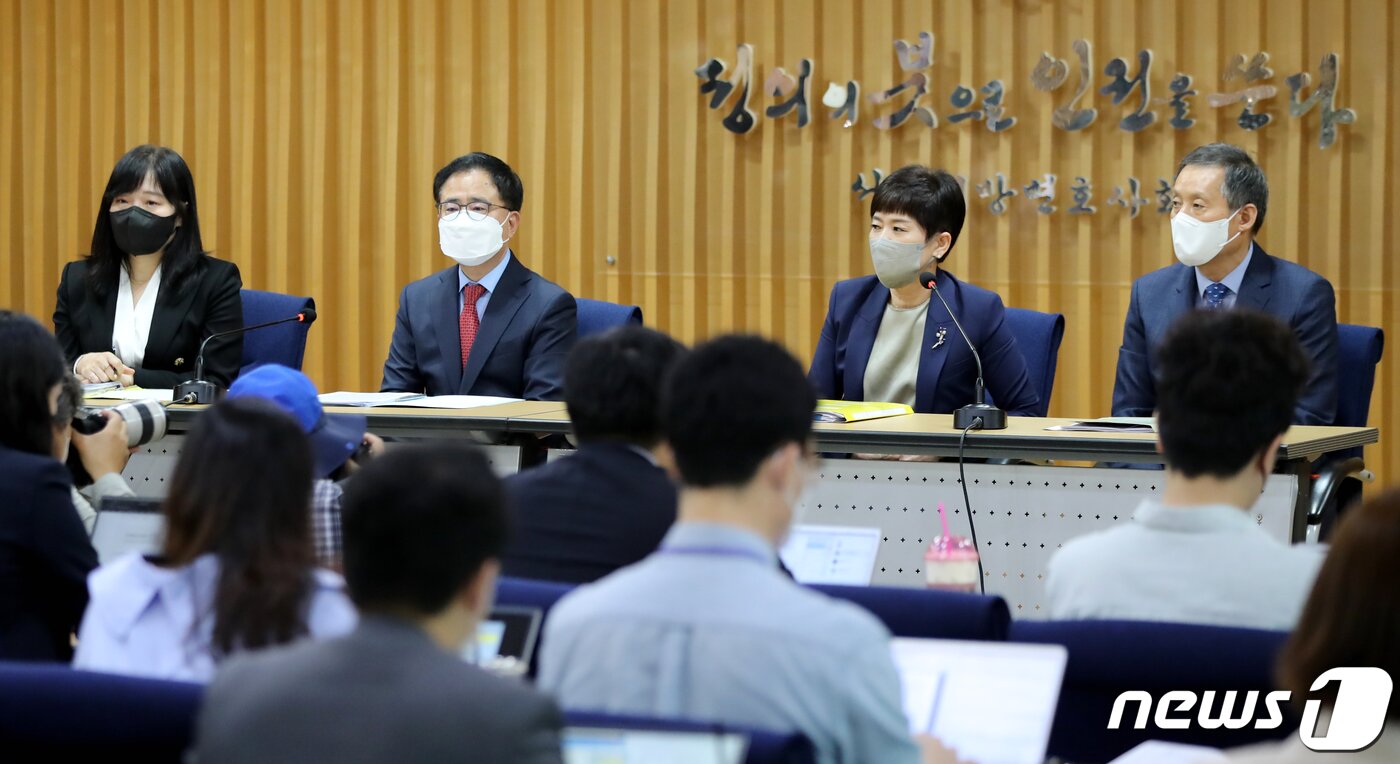 본문 이미지 - 공군20전투비행단 故이예람 중사 사망사건 등을 수사한 안미영 특별검사(오른쪽 두 번째)가 13일 서울 서초구 변호사회관에서 100일간의 수사 결과를 발표한 뒤 취재진의 질문에 답변하고 있다.  2022.9.13/뉴스1 ⓒ News1 장수영 기자