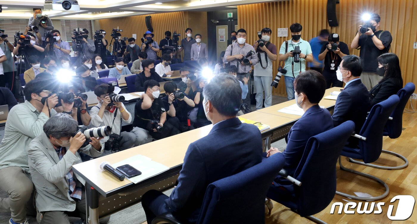 본문 이미지 - 공군20전투비행단 故이예람 중사 사망사건 등을 수사한 안미영 특별검사(왼쪽 두 번째)가 13일 서울 서초구 변호사회관에서 100일간의 수사 결과를 발표한 뒤 취재진의 질문에 답변하고 있다.  2022.9.13/뉴스1 ⓒ News1 장수영 기자