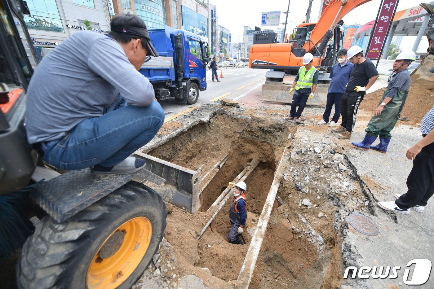 상수도관 파열로 시 전역에서 단수사태가 빚어진 13일 강원 속초시 조양동 엑스포광장 인근 도로변 상수도관 파열지점에서 복구작업이 진행되고 있다. &#40;속초시 제공&#41; 2022.9.13/뉴스1