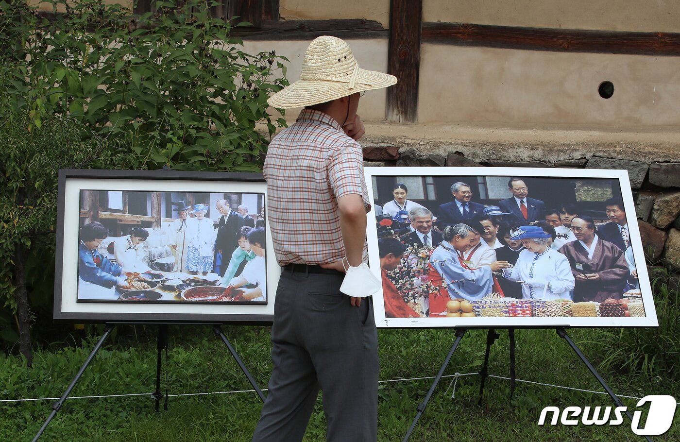 본문 이미지 - 13일 오후 경북 안동시 풍천면 하회마을 충효당(서애 류성룡 종택)을 찾은 시민이 지난 1999년 4월 하회마을 방문 당시 찍은 엘리자베스 2세 영국 여왕 사진을 바라보고 있다. 2022.9.13 ⓒ 뉴스1 공정식 기자