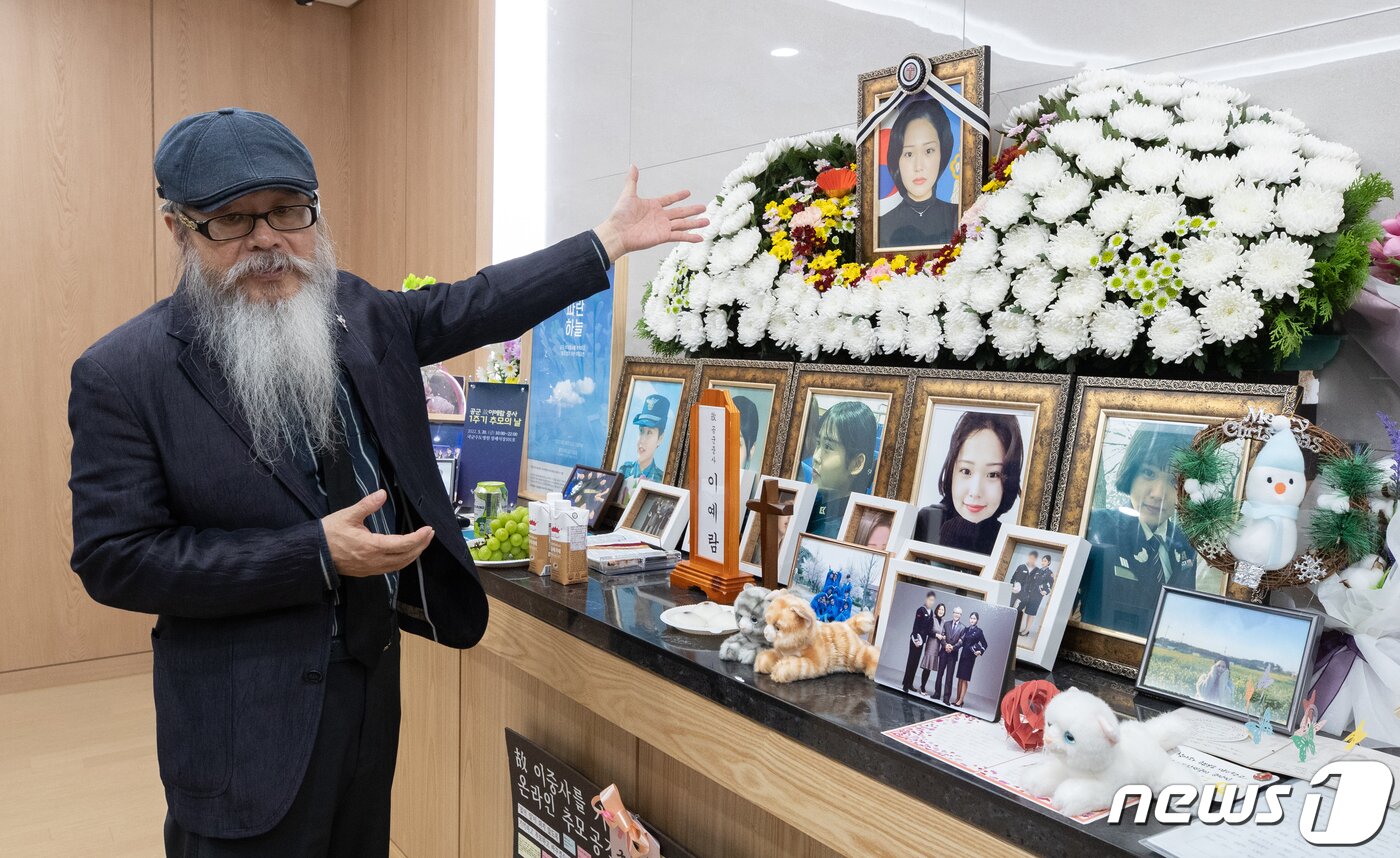 본문 이미지 - 공군 20전투비행단 故 이예람 중사의 아버지 이주완 씨가 13일 오후 경기도 성남시 분당구 국군수도병원 장례식장에서 열린 특검 수사 결과 발표 관련 기자회견을 마친 후 취재진에게 설명하고 있다. 2022.9.13/뉴스1 ⓒ News1 이재명 기자