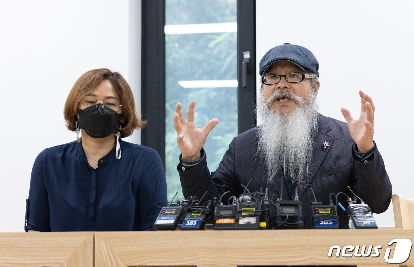 본문 이미지 - 공군 20전투비행단 故 이예람 중사의 아버지 이주완 씨와 어머니 박순정 씨가 13일 오후 경기도 성남시 분당구 국군수도병원 장례식장에서 열린 특검 수사 결과 발표 관련 기자회견에서 발언을 하고 있다. 2022.9.13/뉴스1 ⓒ News1 이재명 기자