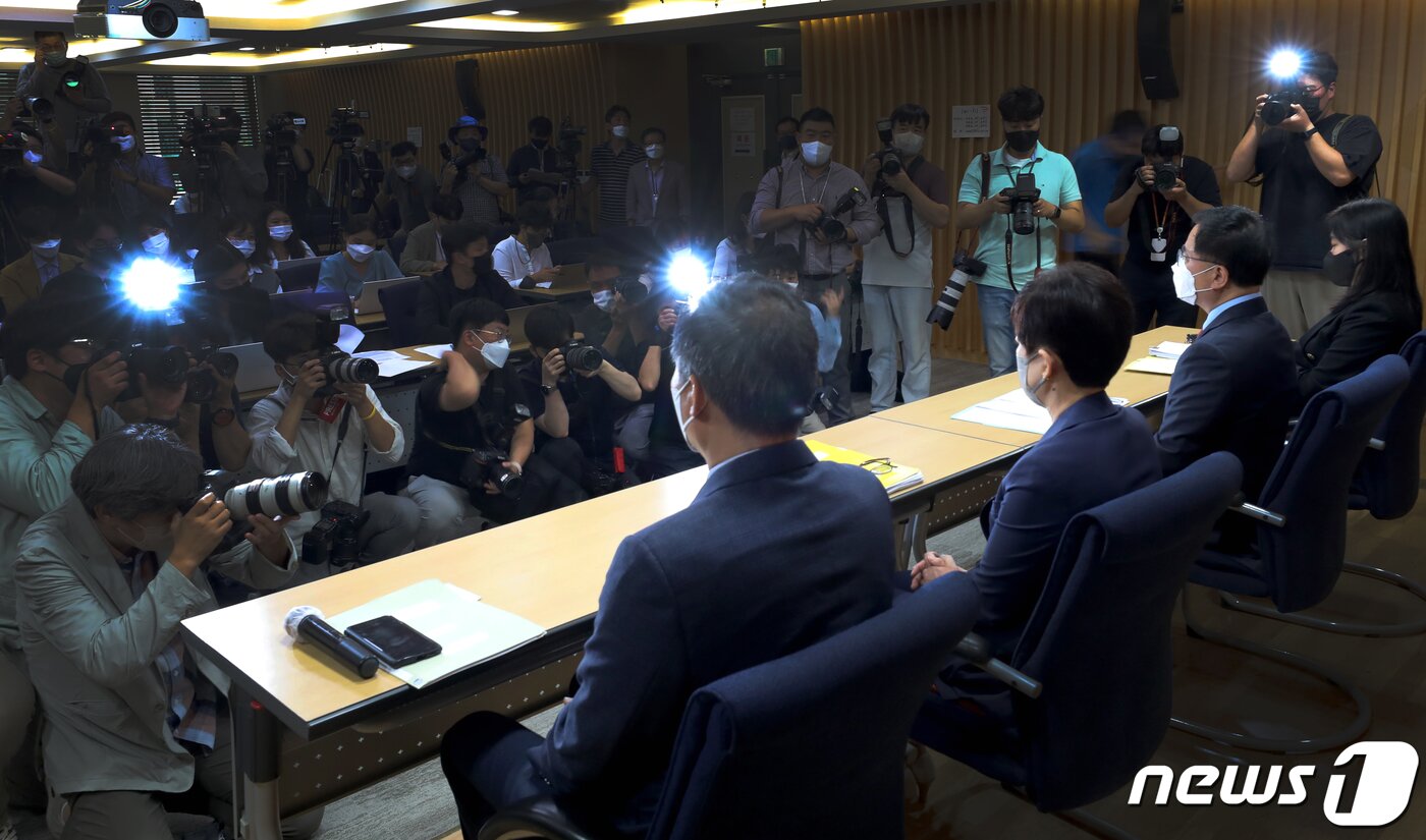 본문 이미지 - 공군20전투비행단 故이예람 중사 사망사건 등을 수사한 안미영 특별검사(왼쪽 두 번째)가 13일 서울 서초구 변호사회관에서 100일간의 수사 결과를 발표한 뒤 취재진의 질문에 답변하고 있다. .2022.9.13/뉴스1 ⓒ News1 장수영 기자