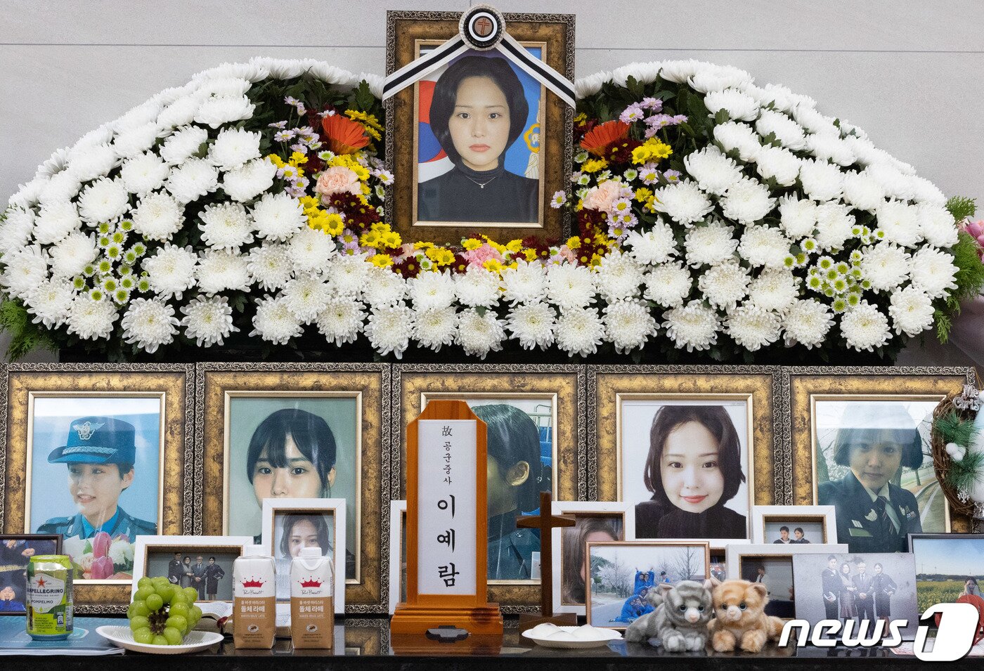 본문 이미지 - 공군 성추행 피해자 故 이예람 중사 사망 사건을 수사해온 안미영 특별검사팀이 전익수 공군 법무실장 등 8명을 기소하며 100일간의 수사를 마무리했다. 사진은 이날 오후 경기도 성남시 분당구 국군수도병원 장례식장에 마련된 故 이예람 중사의 빈소. 2022.9.13/뉴스1 ⓒ News1 이재명 기자