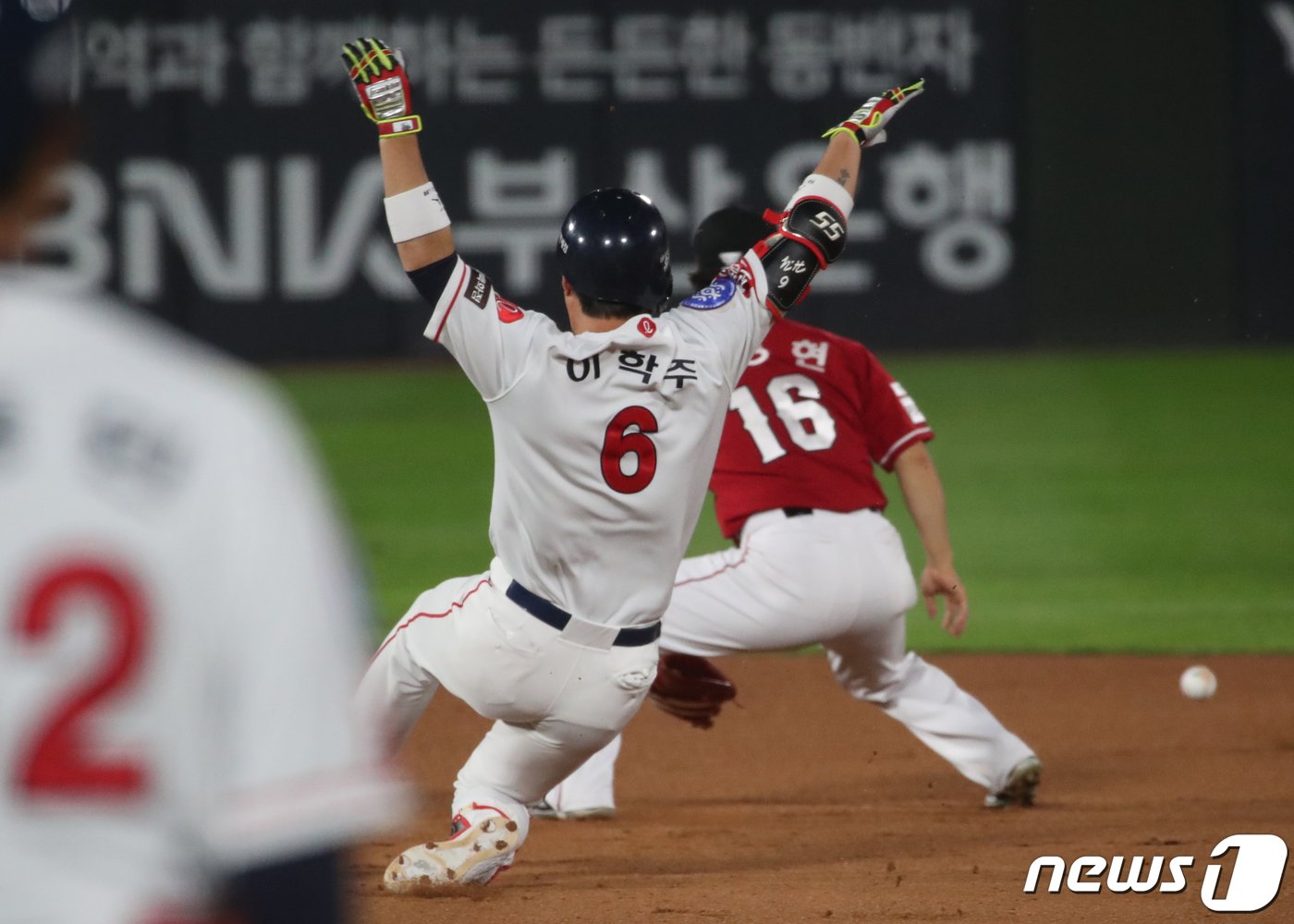 본문 이미지 - 13일 오후 부산 동래구 사직야구장에서 열린 프로야구 '2022 신한은행 SOL KBO리그' SSG 랜더스와 롯데 자이언츠의 경기, 6회말 2사 롯데 이학주가 SSG라가레스의 수비실책을 틈타 2루까지 진출하고 있다. 2022.9.13/뉴스1 ⓒ News1 김영훈 기자