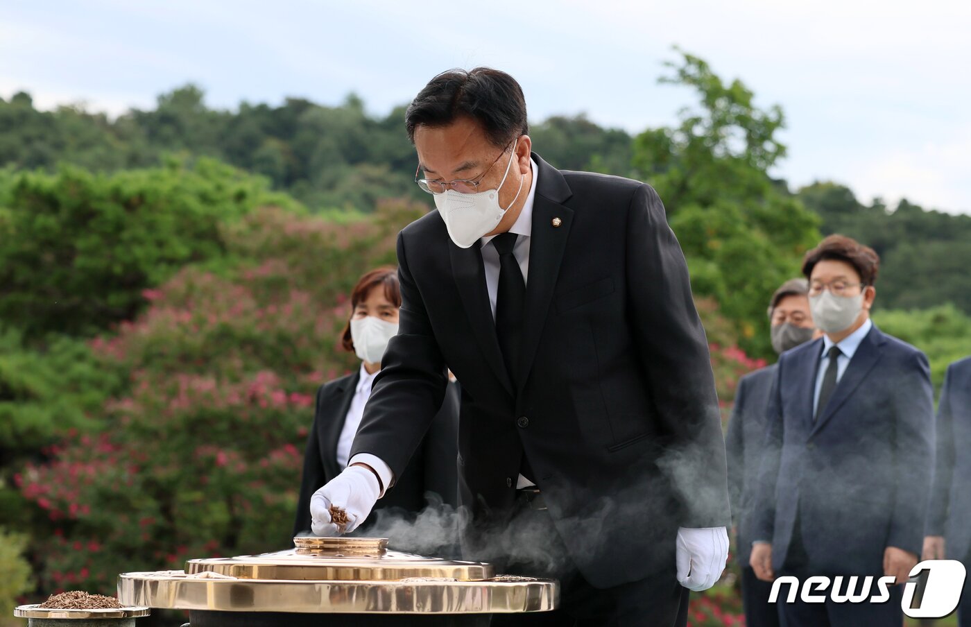 본문 이미지 - 정진석 국민의힘 비상대책위원장이 14일 서울 동작구 서울현충원을 찾아 참배하고 있다. 2022.9.14/뉴스1 ⓒ News1 국회사진취재단