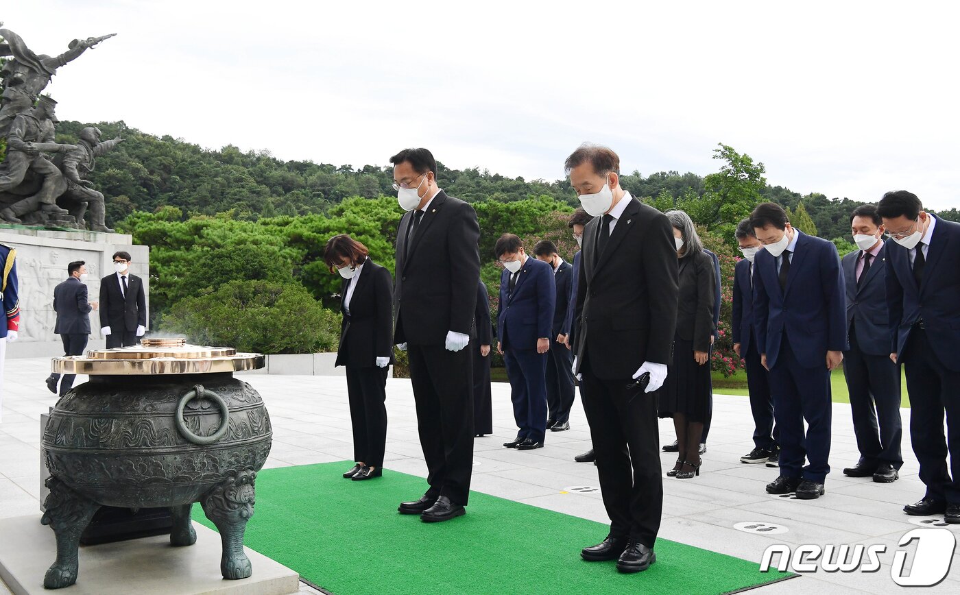 본문 이미지 - 정진석 국민의힘 비상대책위원장과 권성동 원내대표를 비롯한 비대위원들이 14일 서울 동작구 국립서울현충원을 찾아 참배를 하고 있다. 2022.9.14/뉴스1 ⓒ News1 국회사진취재단