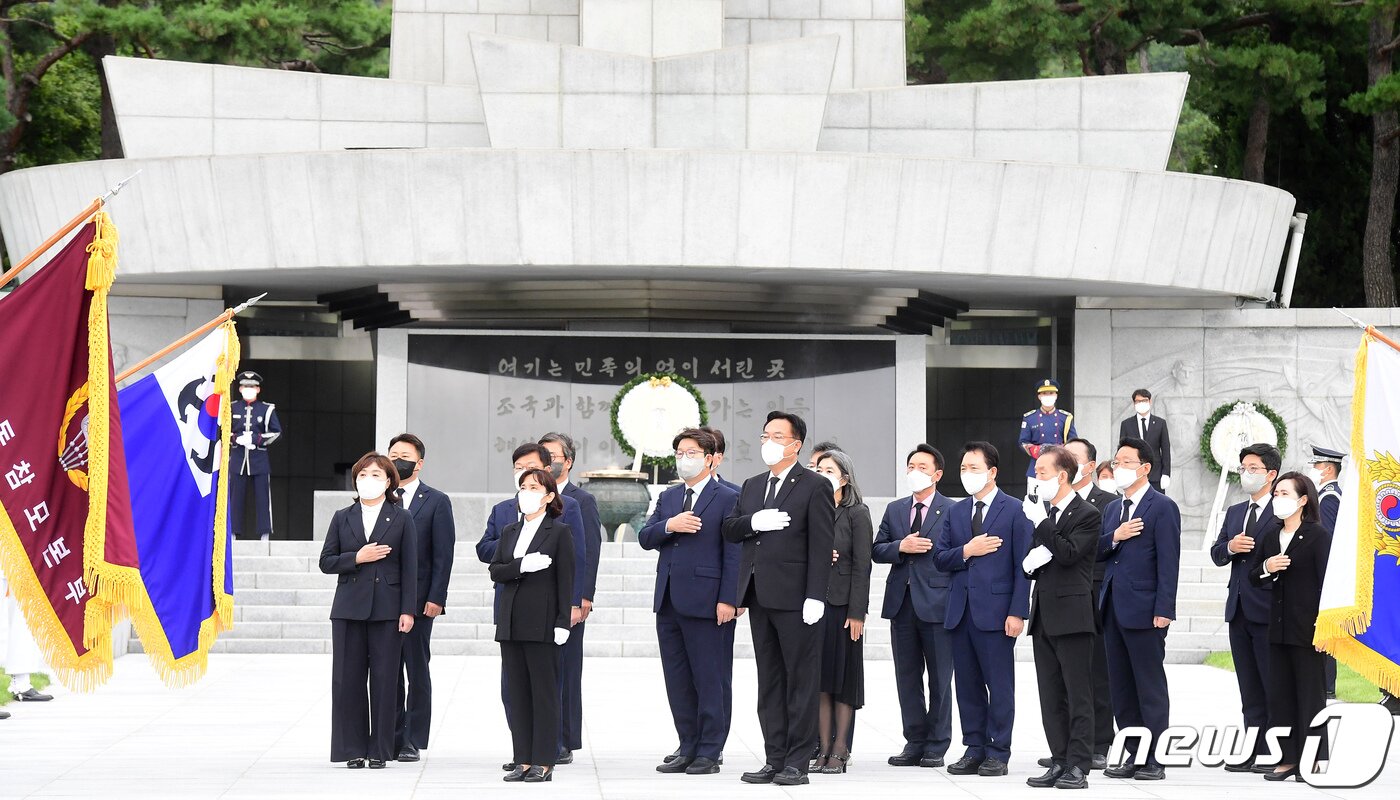 본문 이미지 - 정진석 국민의힘 비상대책위원장과 권성동 원내대표를 비롯한 비대위원들이 14일 서울 동작구 국립서울현충원을 찾아 참배를 마친 후 국기에 대한 경례를 하고 있다. 2022.9.14/뉴스1 ⓒ News1 국회사진취재단
