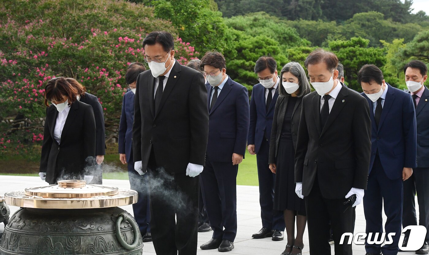 본문 이미지 - 정진석 국민의힘 비상대책위원장과 권성동 원내대표를 비롯한 비대위원들이 14일 서울 동작구 국립서울현충원을 찾아 참배를 하고 있다. 2022.9.14/뉴스1 ⓒ News1 국회사진취재단