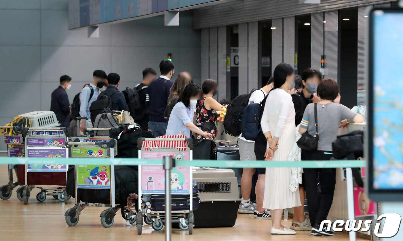 입국전 코로나19 검사 의무화 폐지 이후 해외여행 수요가 증가한 가운데 14일 인천국제공항 제2여객터미널이 출국하려는 여행객들로 북적이고 있다. 2022.9.14/뉴스1 ⓒ News1 구윤성 기자