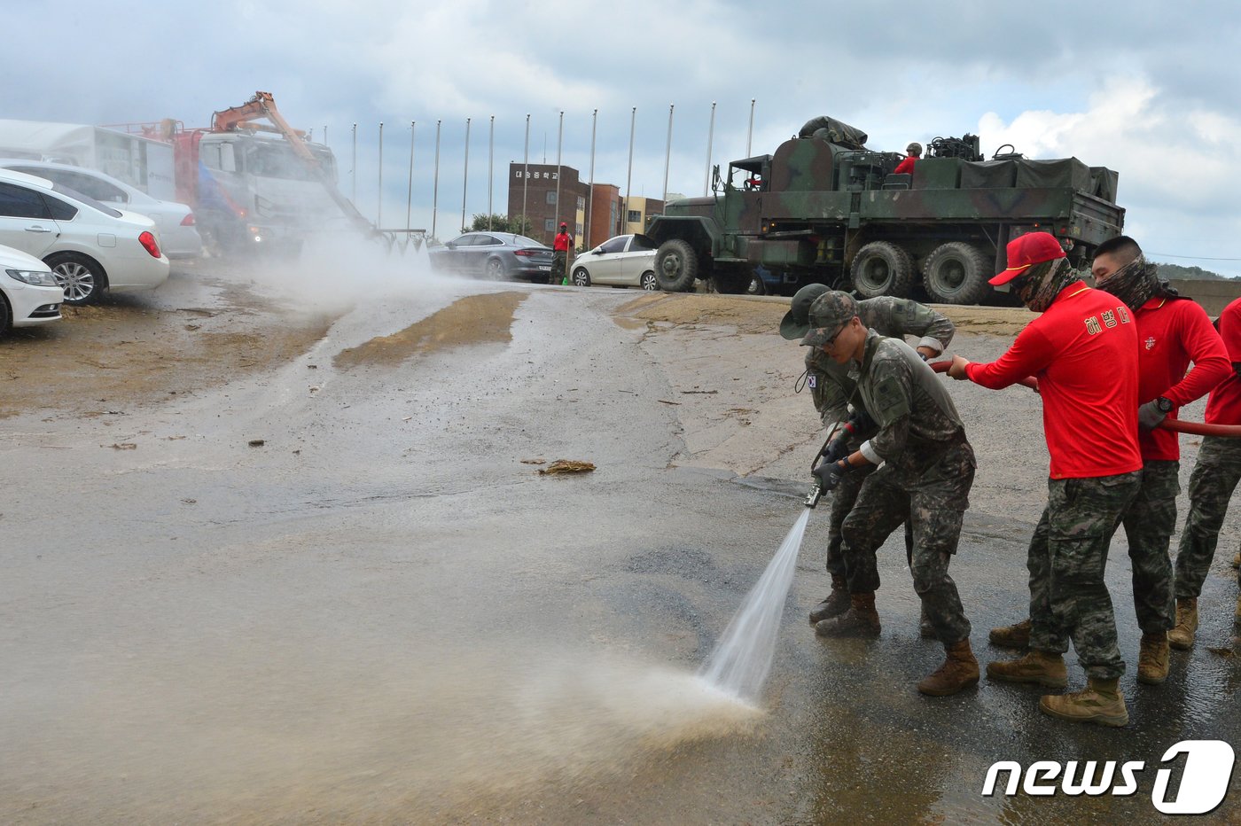 본문 이미지 - 육군 2작전사령부와 해병대1사단 대원들이 14일 태풍 힌남노 피해 지역인 경북 포항시 남구 대송면에서 화생방 제독차량으로 도로에 쌓인 토사를 제거하고 있다. 2022.9.14/뉴스1 ⓒ News1 최창호 기자