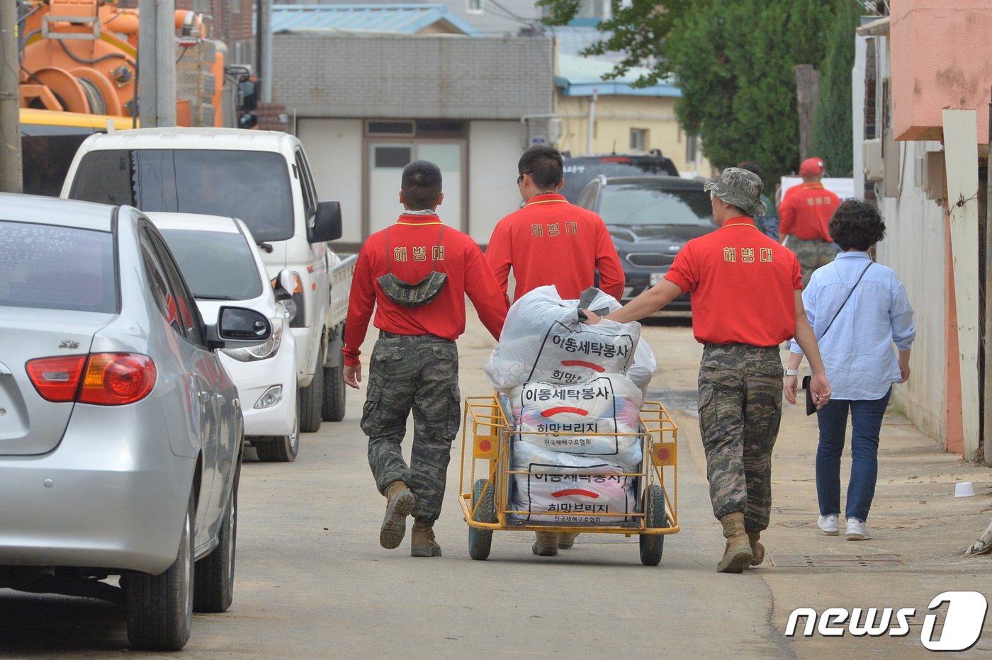 본문 이미지 - 14일 태풍 힌남노 피해지역인 경북 포항시 남구 대송면에서 해병대 1사단 대원들이 이재민들의 빨랫감 등을 옮겨주고 있다. 2022.9.14/뉴스1 ⓒ News1 최창호 기자