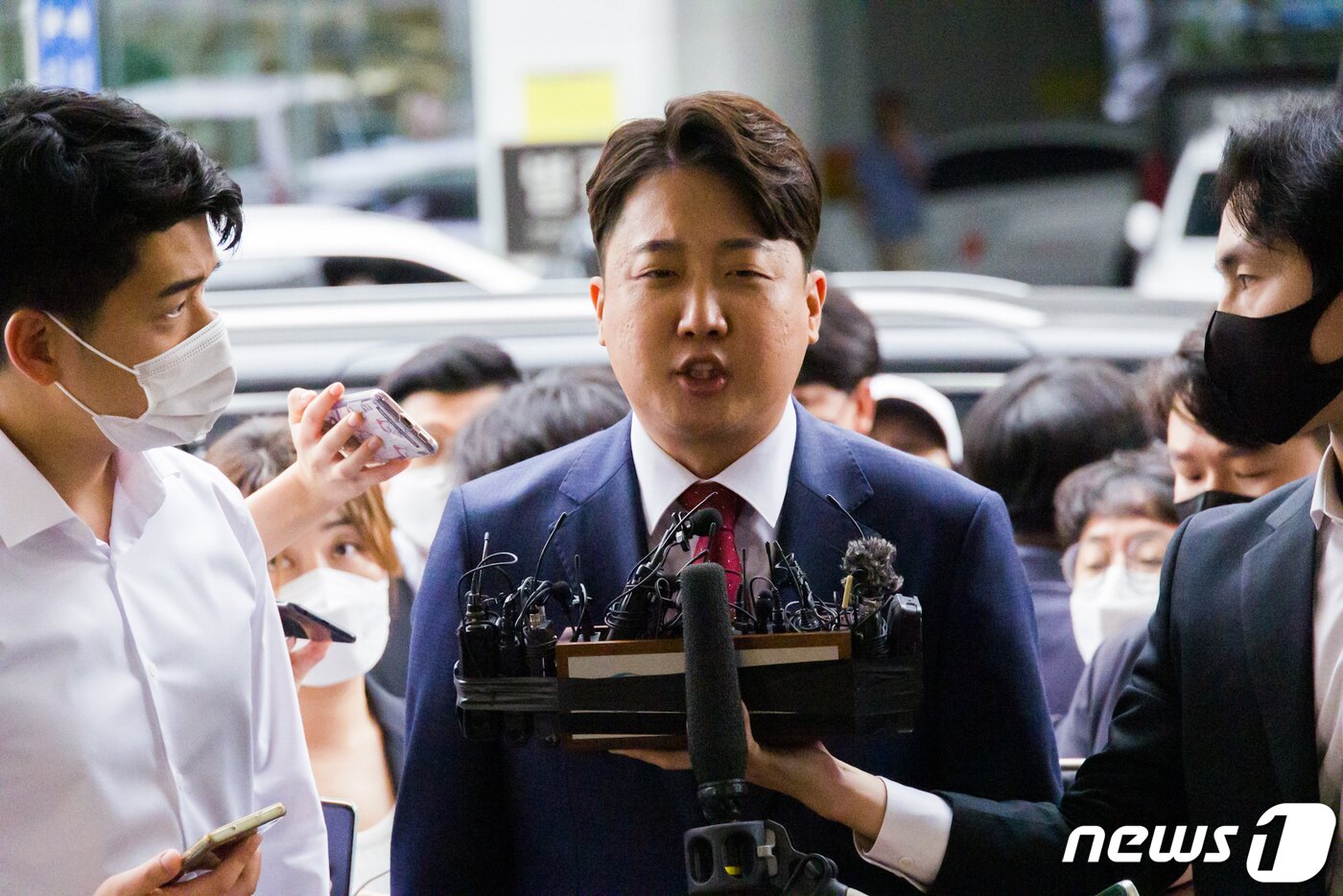 본문 이미지 - 이준석 국민의힘 전 대표가 14일 서울 양천구 서울남부지방법원에서 열린 국민의힘 당헌 효력 정지 가처분 심문에 출석하며 취재진의 질문에 답변하고 있다. 2022.9.14/뉴스1 ⓒ News1 국회사진취재단