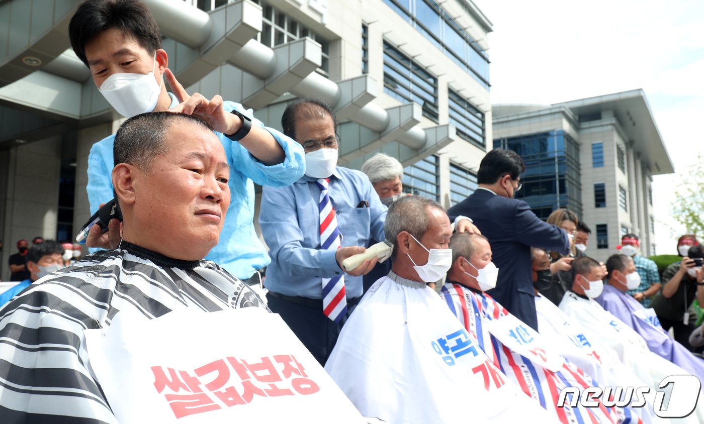 본문 이미지 - 한국후계농업경영인 전라북도연합회 관계자들이 14일 전북 전주시 전북도청 앞에서 전북후계농업경연인 시군대표자 결의대회를 열고 쌀·농축산물 가격보장 및 양곡관리법 개정 촉구 삭발식을 하고 있다. 2022.9.14/뉴스1 ⓒ News1 유경석 기자