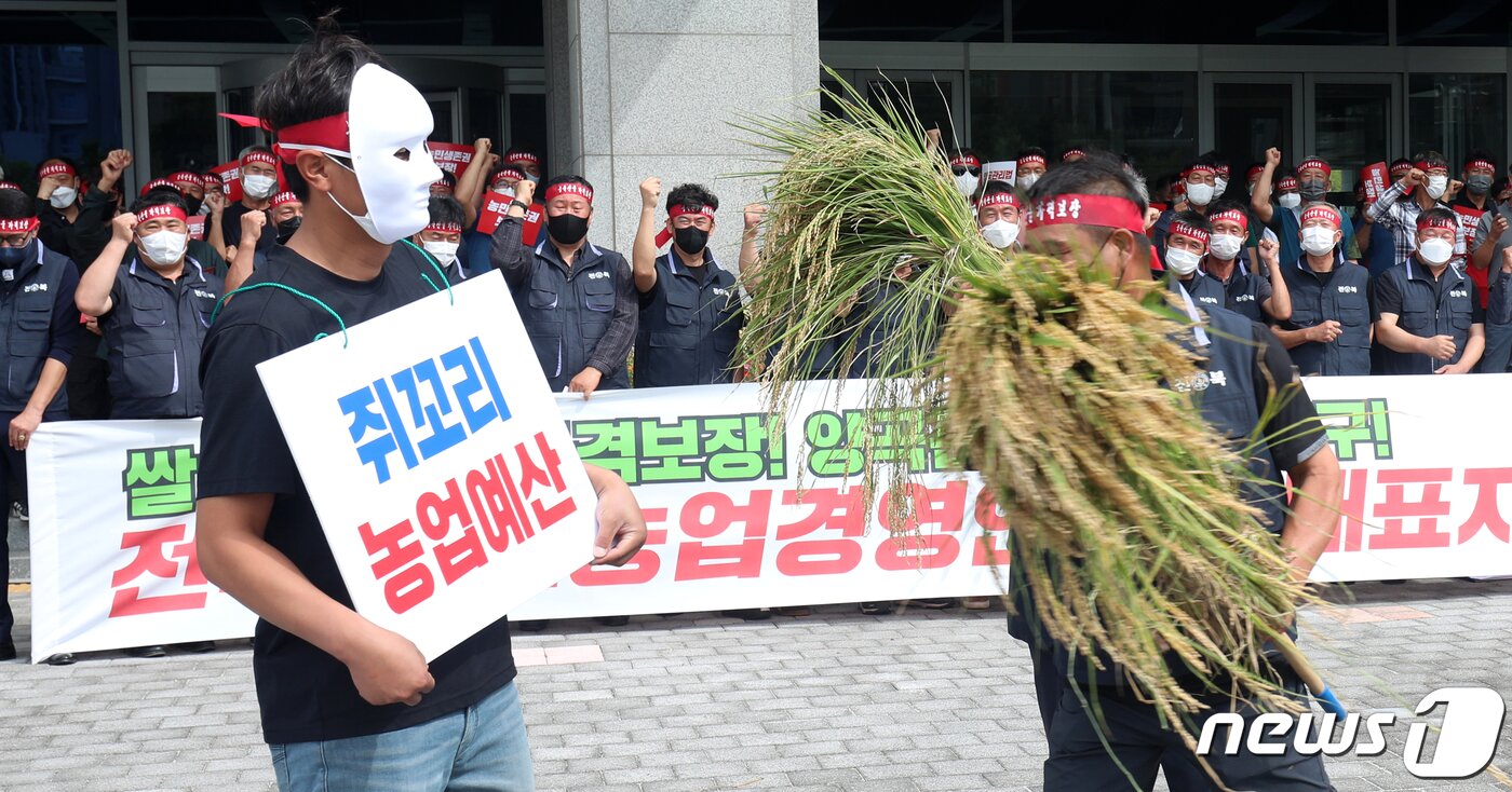 본문 이미지 - 한국후계농업경영인 전라북도연합회 관계자들이 14일 전북 전주시 전북도청 앞에서 전북후계농업경연인 시군대표자 결의대회를 열고 쌀·농축산물 가격보장 및 양곡관리법 개정 촉구 퍼포먼스를 하고 있다. 2022.9.14/뉴스1 ⓒ News1 유경석 기자