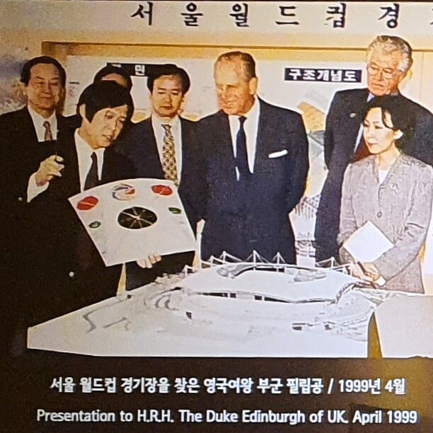 본문 이미지 - 1999년 4월 류춘수 회장이 서울월드컵 경기장 건설 현장을 찾은 필립공(오른쪽에서 3번째)에게 방패연을 들고 설명을 하는 모습. /사진출처=이공건축 