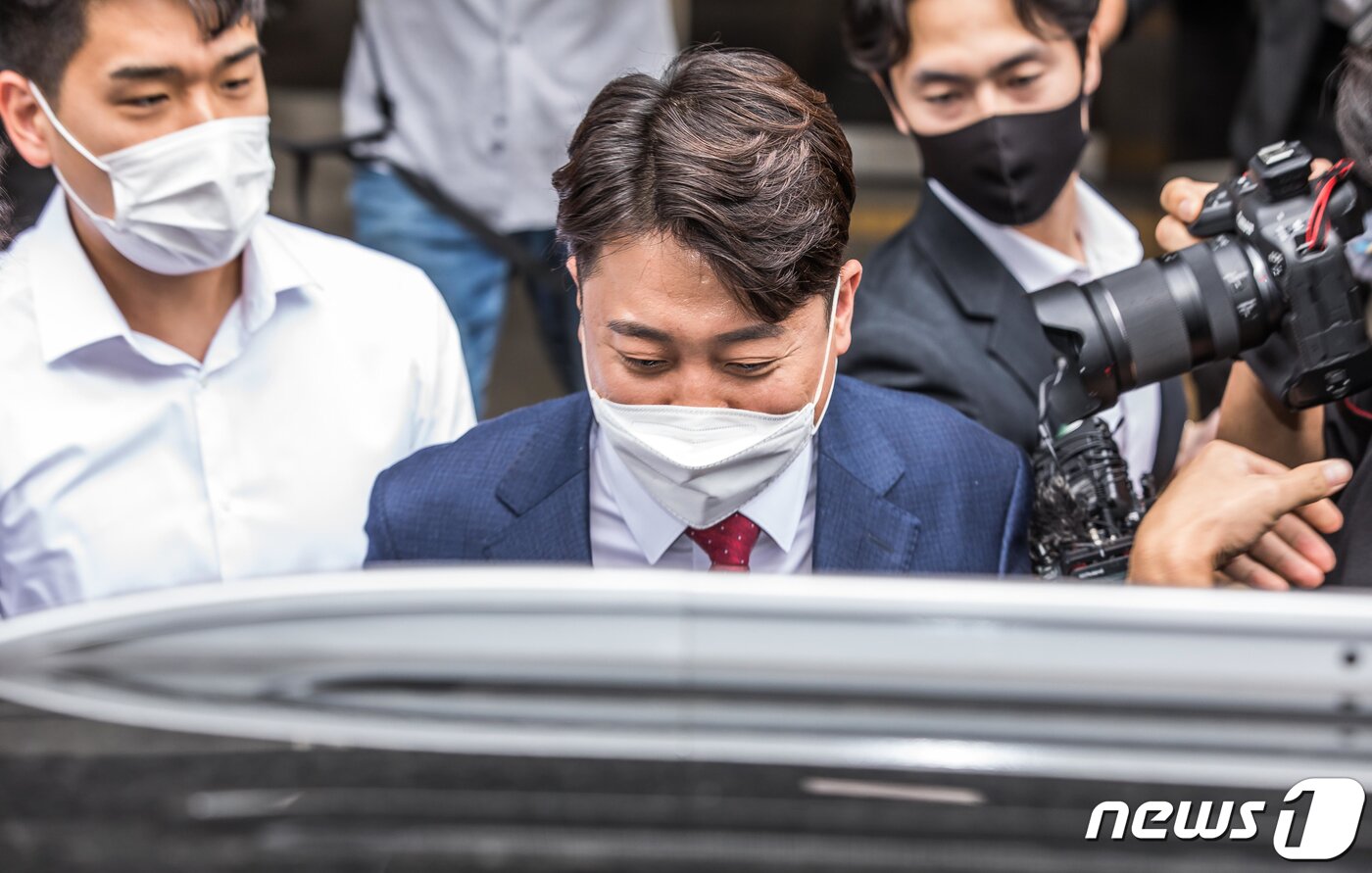 본문 이미지 - 이준석 국민의힘 전 대표가 14일 서울 양천구 서울남부지방법원에서 열린 국민의힘 당헌 효력 정지 가처분 심문을 마친 뒤 법원을 나서고 있다. 2022.9.14/뉴스1 ⓒ News1 국회사진취재단
