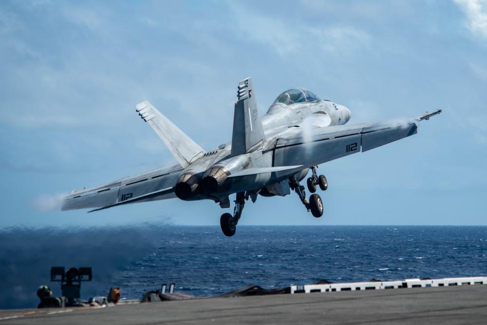 본문 이미지 - 미 해군의 F/A-18E &#39;슈퍼호넷&#39; 전투기가 항공모함 &#39;로널드 레이건&#39;에서 이륙하고 있다.&#40;미 국방부 제공&#41;