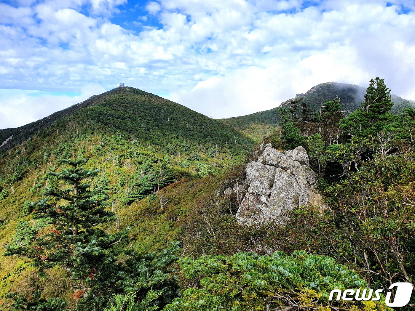 본문 이미지 - 끝청을 벗어나며 중청봉과 오른쪽의 구름에 잠기는 대청봉을 바라본다.