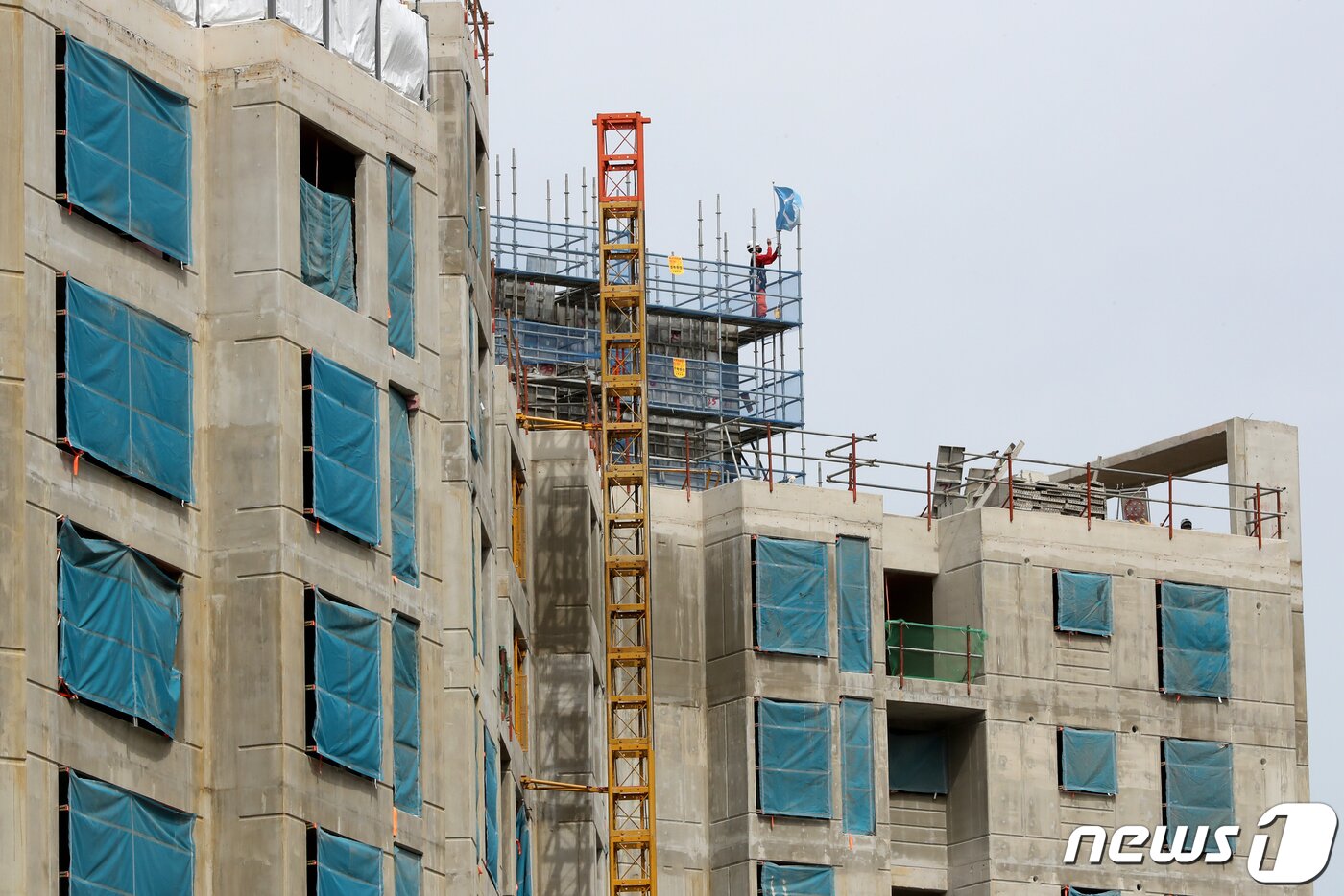 본문 이미지 -  아파트 신축현장에서 관계자들이 분주히 공사를 진행하고 있다. 뉴스1 ⓒ News1 장수영 기자