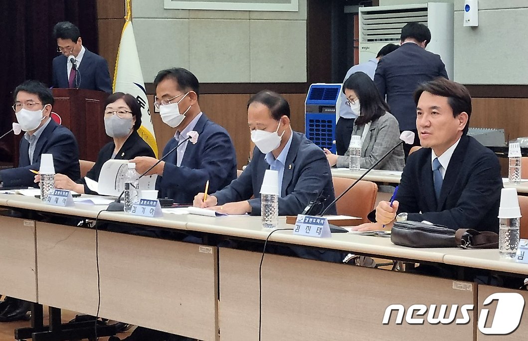 본문 이미지 - 김진태 강원도지사&#40;오른쪽&#41;가 지난해 9월 14일 강원 동해 망상컨벤션센터에 열린 &#39;원팀 비전 공유 현장간담회&#39;에서 인사말을 하고 있다. 2022.9.14/뉴스1 ⓒ News1 윤왕근 기자