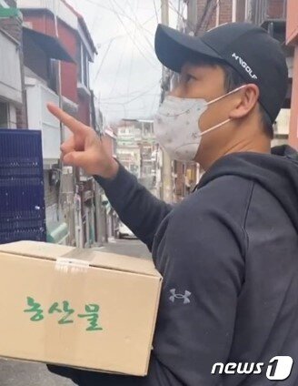 본문 이미지 - 인씨는 지난 2월 김동성이 과일 배달을 하고 있는 근황을 전하기도 했다. (인민정 인스타그램)
