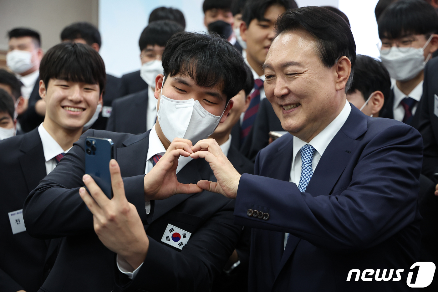 (서울=뉴스1) 오대일 기자 = 윤석열 대통령이 14일 인천 부평구 글로벌숙련기술진흥원을 방문해 국제기능올림픽 선수단과 기념 촬영을 하고 있다. (대통령실 제공) 2022.9.14 …