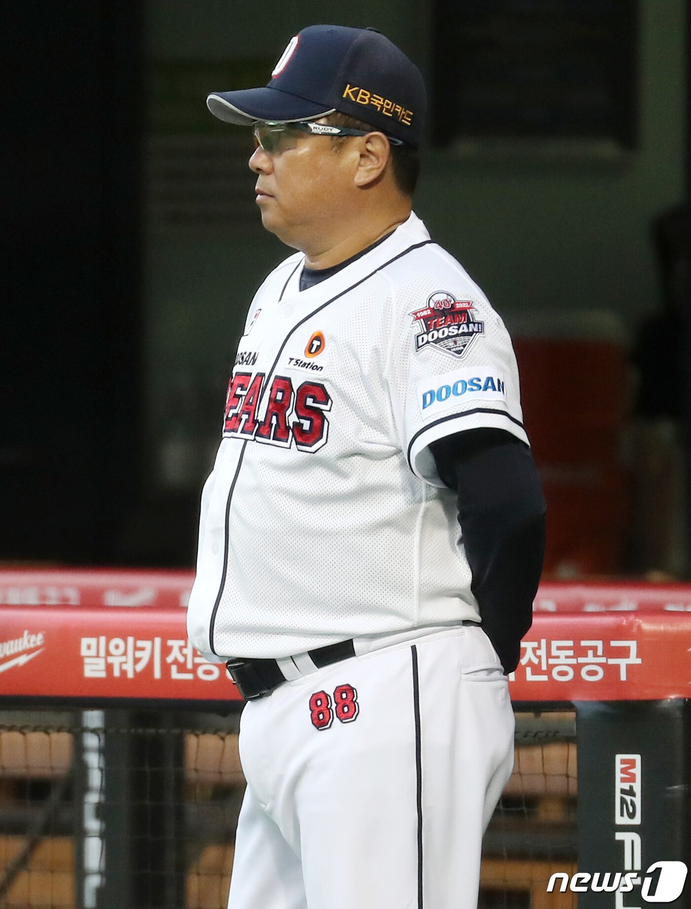 본문 이미지 - 14일 오후 서울 송파구 잠실야구장에서 열린 프로야구 '2022 신한은행 SOL KBO리그' LG 트윈스와 두산 베어스의 경기에서 1회초 시작을 앞두고 김태형 두산 베어스 감독이 선수들을 지켜보고 있다. 2022.9.14/뉴스1 ⓒ News1 민경석 기자