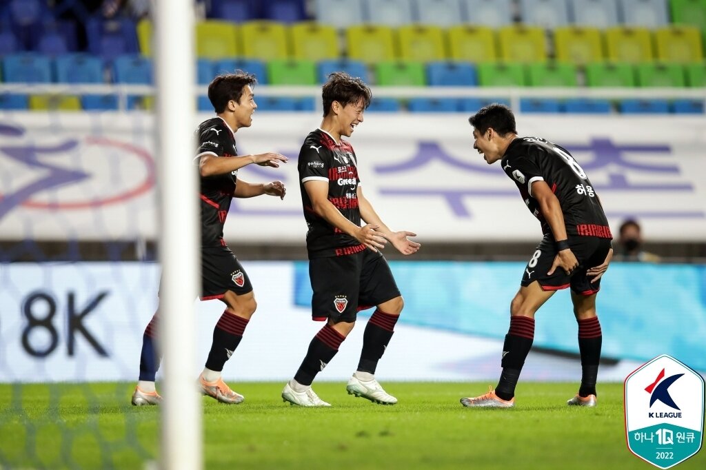 본문 이미지 - 수원을 제압한 포항 (한국프로축구연맹 제공)