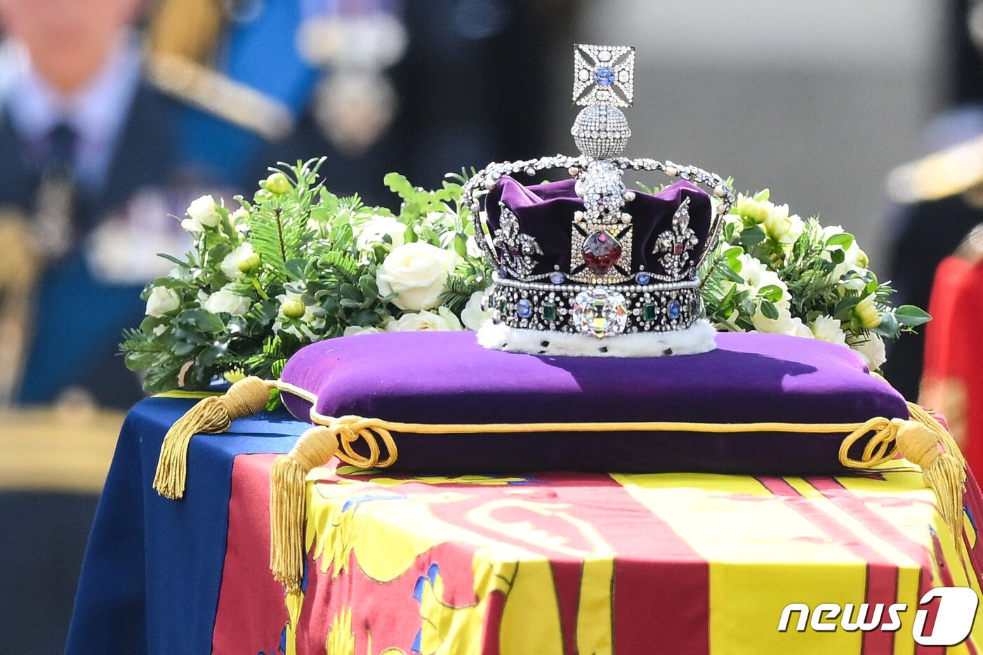 본문 이미지 - 14일 엘리자베스 2세 여왕의 영구가 영국 런던 버킹엄궁에서 웨스트민스터 사원으로 운구되고 있다. ⓒ 로이터=뉴스1