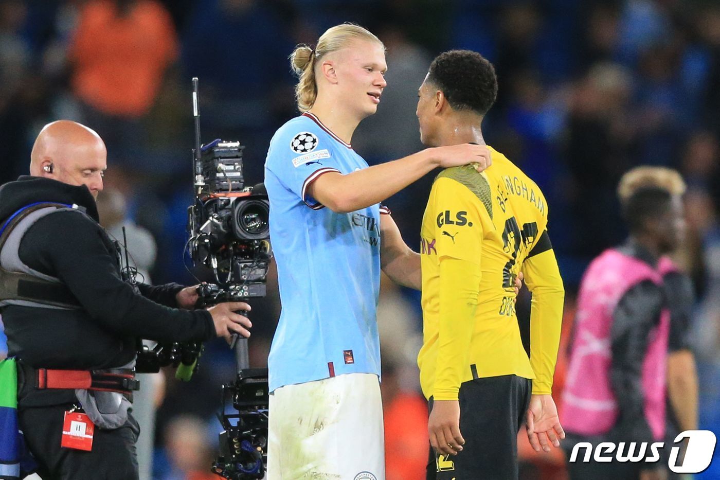본문 이미지 - 경기 후 도르트문트 선수와 인사하는 홀란드 ⓒ AFP=뉴스1