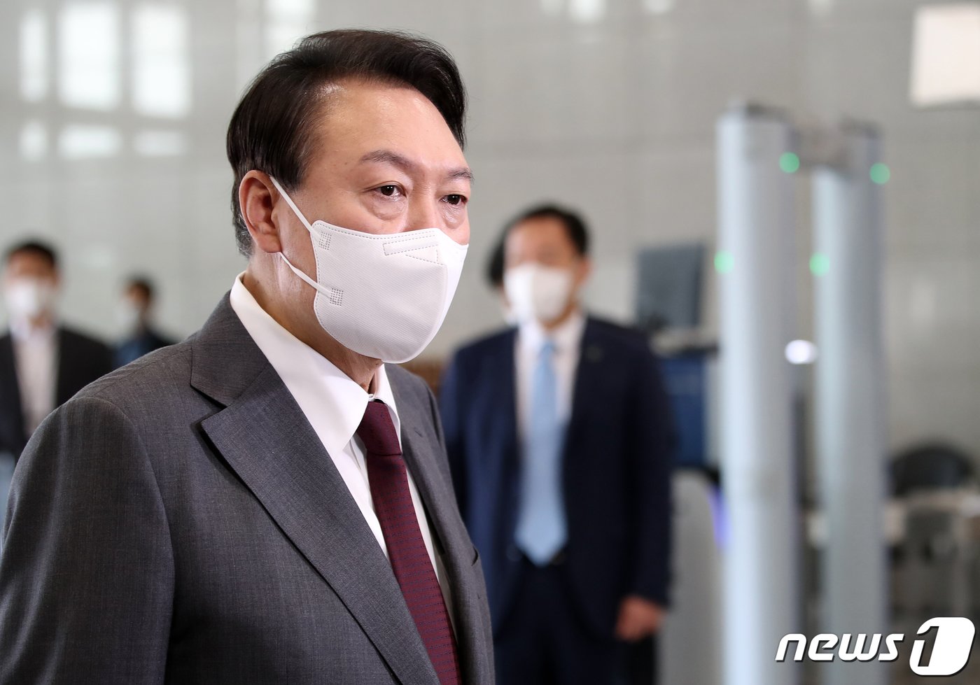 본문 이미지 - 윤석열 대통령이 15일 오전 용산 대통령실 청사에서 열린 출근길 문답(도어스테핑)에서 취재진의 질문에 답하고 있다. 2022.9.15/뉴스1 ⓒ News1 오대일 기자