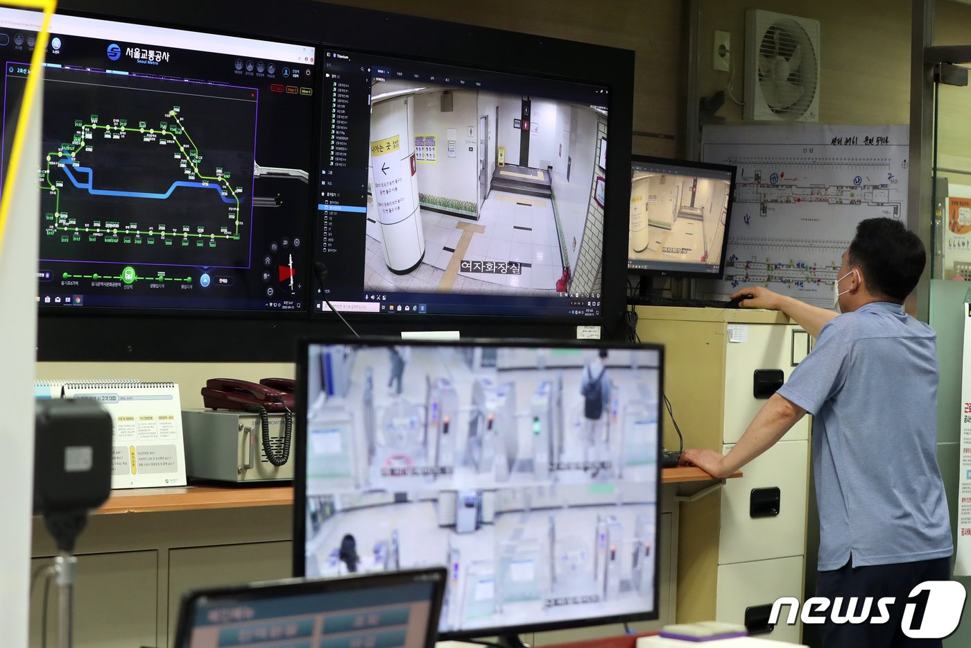 본문 이미지 - 2022년 9월 15일 서울 지하철 2호선 신당역 고객안전실에서 직원이 CCTV를 모니터링하고 있다. 2022.9.15/뉴스1 ⓒ News1 황기선 기자
